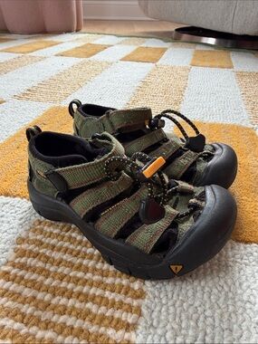 Keen sandals army green size kids 9/10